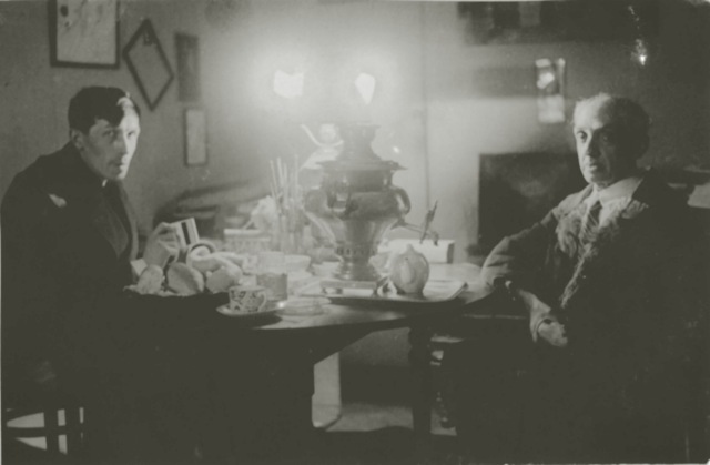 М. А. Кузмин и Ю. И. Юркун дома на ул. Рылеева. Фото середины 1930-х годов. © Музей Анны Ахматовой в Фонтанном Доме, 2007